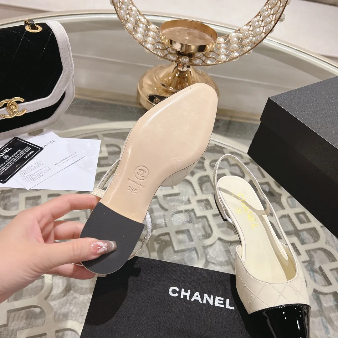 👟👟Ex-factory price 540👟👟 CHANEL Xiangjia 24vs spring and summer new fashion sandals series... Chanel is a very comprehensive noble fashion lifestyle brand. The same models are sold by major fashion bloggers and celebrities in Hong Kong, the United States, and other countries. They are simply beautiful. I fall in love with elegance and the playful sense of the future. I want to own them right away just by looking at them. But you can really think about a pair of exquisite high heels. This series is specially designed for extraordinary and indifferent ladies to create a unique overall effect. CHANEL designs products that inspire women to move forward and highlight their charm... 1️⃣Material: Original customized patent leather + imported sheepskin 2️⃣Inner lining: Original customized imported sheepskin 3️⃣Feet: Original customized imported sheepskin 4️⃣Outsole: Genuine leather sole imported from Italy 5️⃣Heel height: 2.5cm/6.5cm/9cm 6️⃣Number: 34-43 (34.40.41.42.43 customization is not returnable) 7️⃣Packaging: The latest and exquisite full set of packaging at the counter